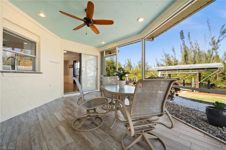 Sunroom with ceiling fan