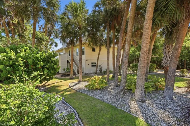 Lush landscaping!