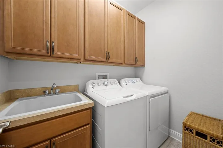 Laundry w/cabinets, sink