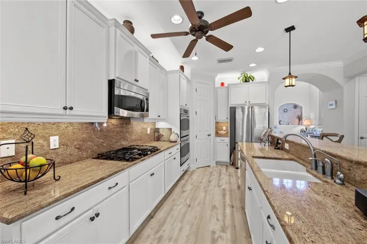 Light, bright kitchen w/pantry in corner
