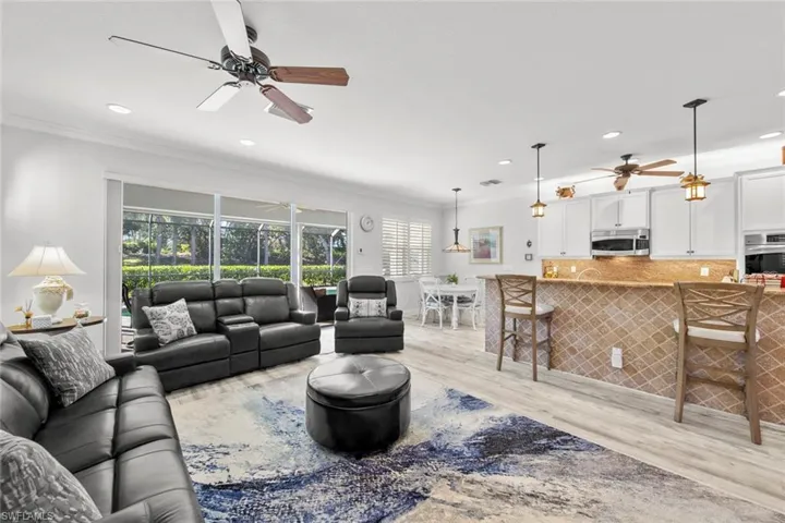 Family room w/direct lanai access