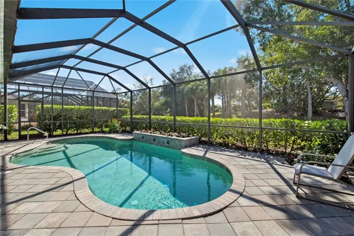 Pool w/water features in wall