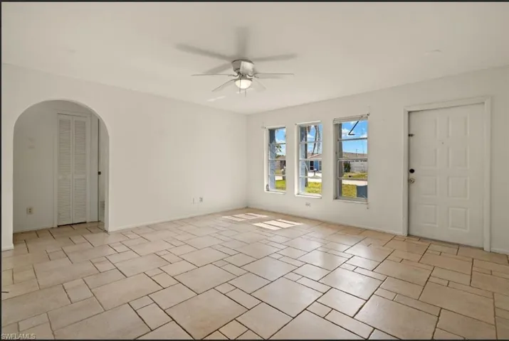 Empty room with ceiling fan