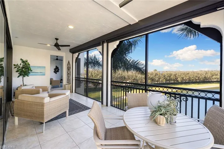 Sunroom / solarium with ceiling fan