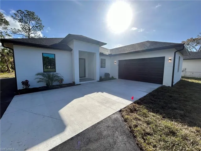 View of front of house featuring a garage