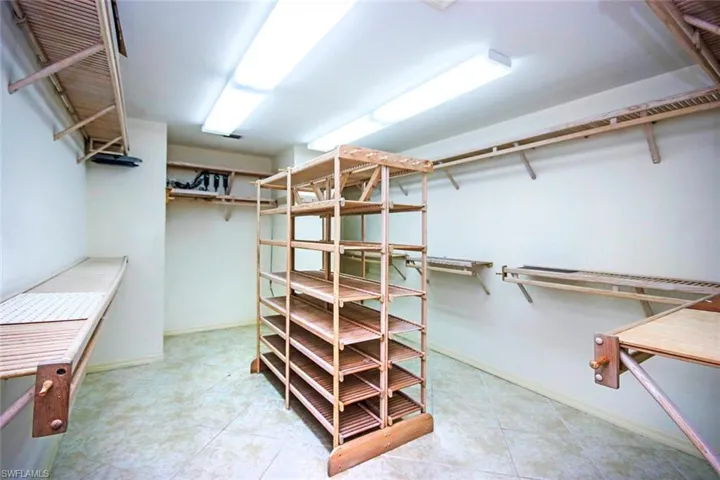Primary_Walik-in_Closetjpg