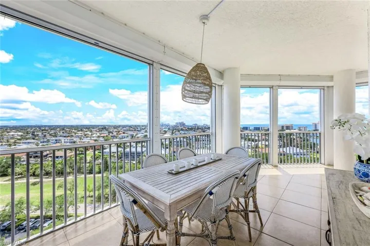 Outside dining on your expansive lanai.