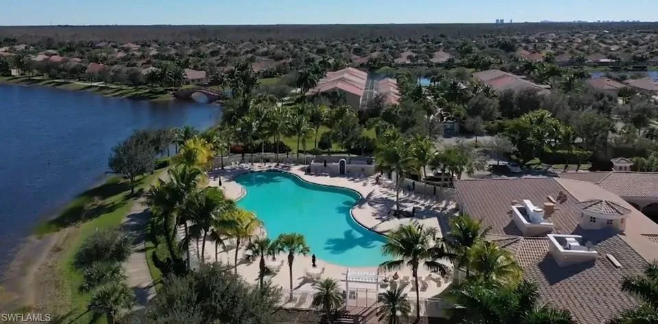 Bird's eye view of a pool and amenities