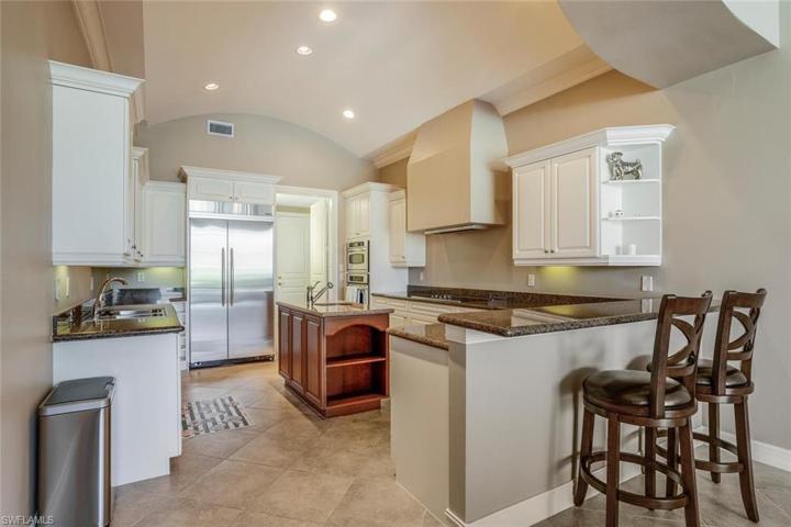Breakfast Bar, Stainless Appliances, 5 Burner Cook-top,