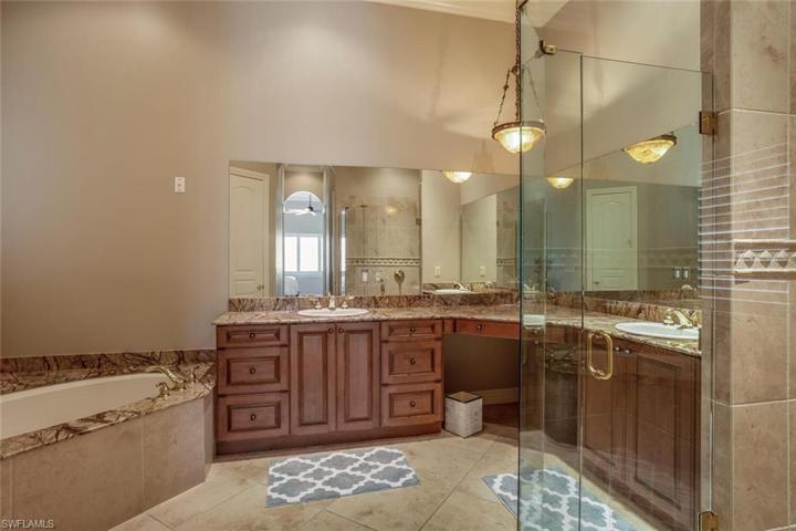Master Bath w/ Soaking Tub, Spacious Vanity