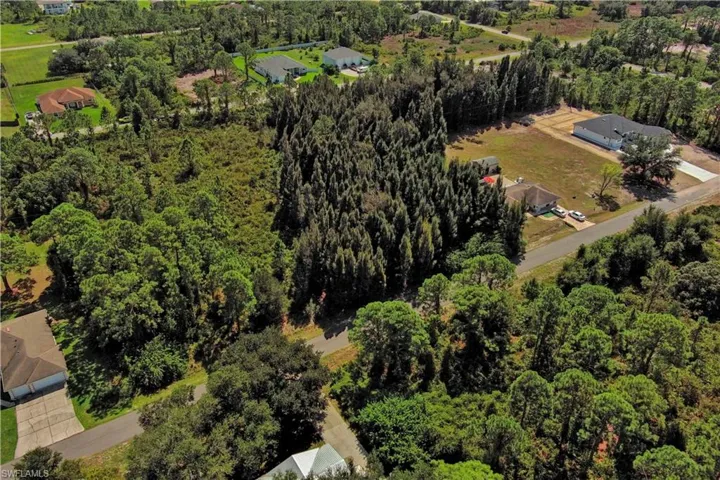 Aerial view of property's location featuring a heavily wooded area