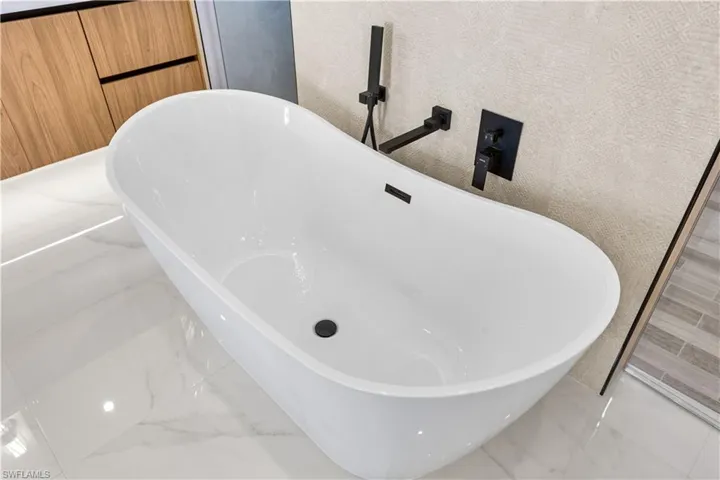 LUXURIOUS STANDALONE TUB w/ handheld shower head