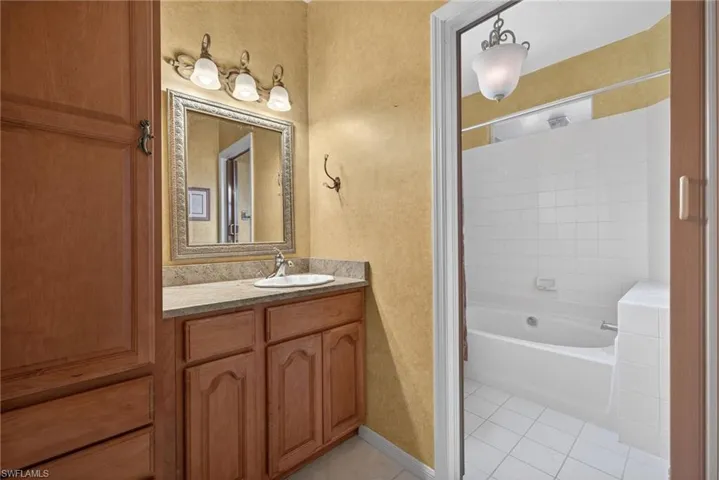 290 Emerald Bay Cir L7, Naples, Florida 34110