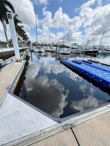 525  Newport  DR, Naples, FL 34114