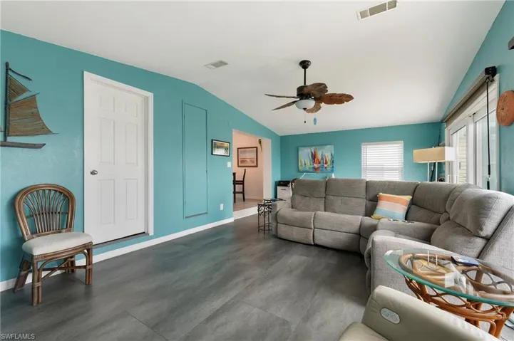 Florida room with lofted ceiling and a ceiling fan