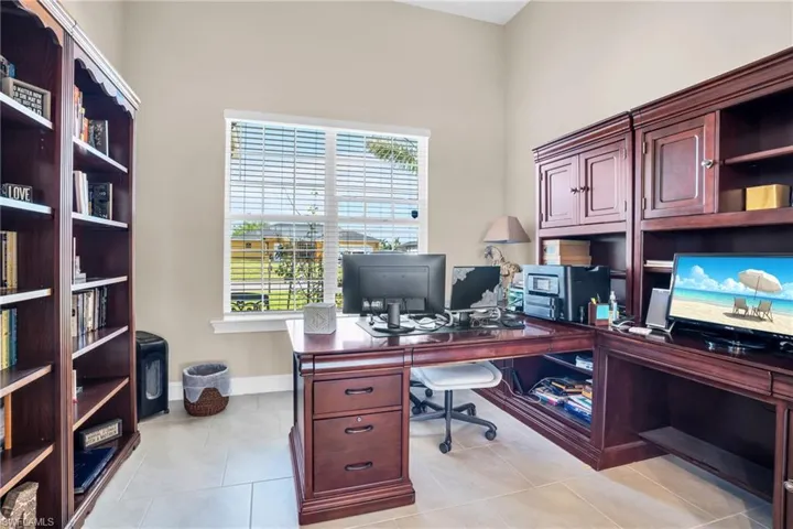 527 NE 6th  TER, Cape Coral, FL 33909