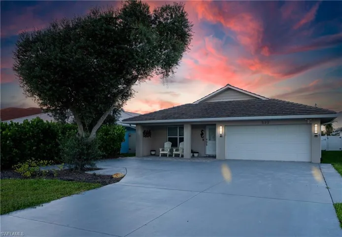 Ranch-style house with stucco siding, a garage, and concrete driveway