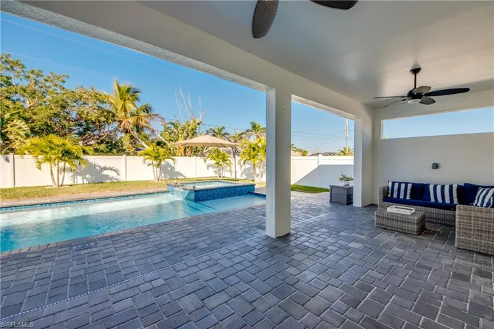 View of swimming pool featuring an in ground hot tub, an outdoor hangout area, ceiling fan, and a patio area