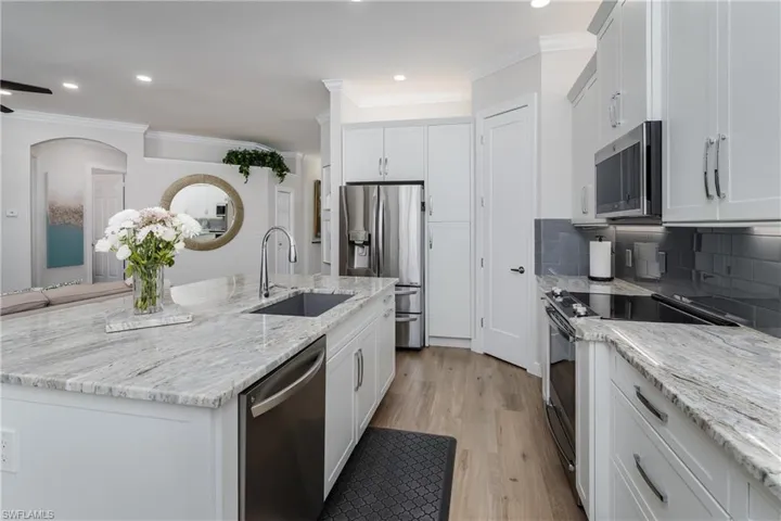Appliances are LG and GE.