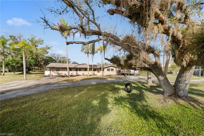 Ranch-style house with a front yard
