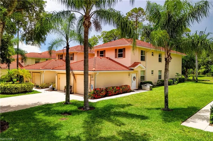 509 Robin Hood Cir 202, Naples, Florida 34104