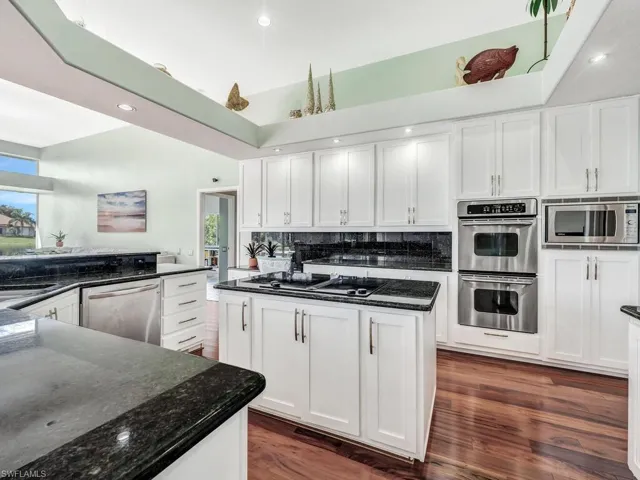 Granite counter tops,Newer SS French Door Refrigerator w/InstaView Beverage Center and Craft Ice  and SS appliances.