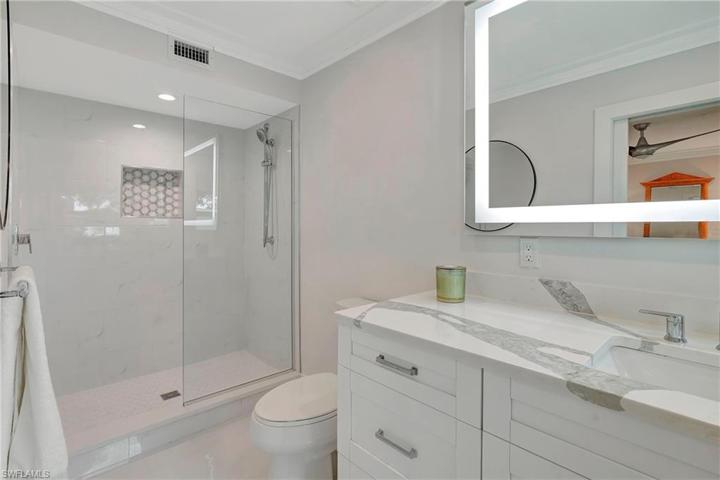 LARGE PRIVATE PRIMARY BATHROOM