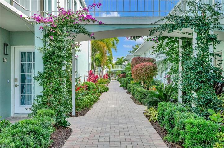 BEAUTIFUL ENTRANCE TO COMMUNITY