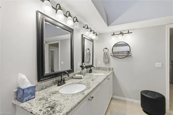 Dual sinks with granite countertops