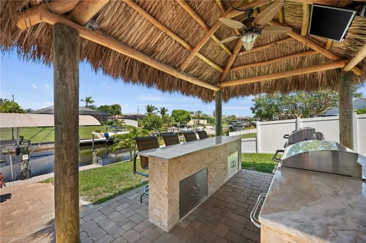 Tiki with kitchen and bar