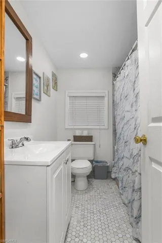 Primary en-suite Bath pic 1