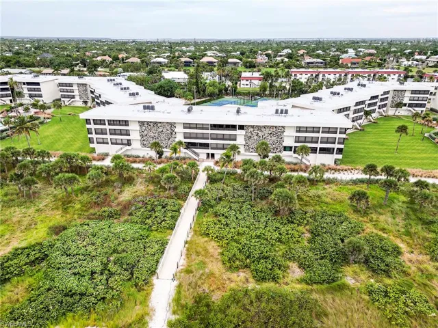 Bird's eye view of apartment complex / building
