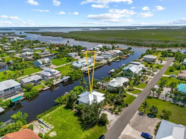 Waterfront Beach House on Direct/ Sailboat Access lot.