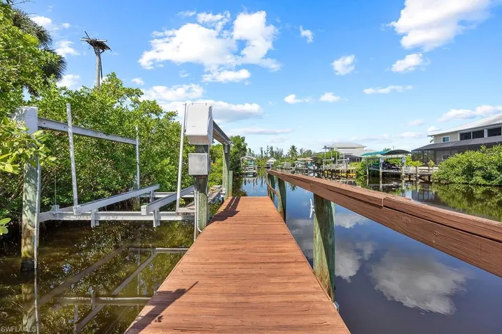 10,000 lb electric boat lift, View of Osprey Nest in the background. West View- Watch sunsets from this location.