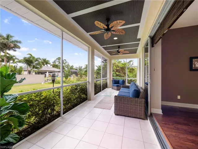 Sunroom / solarium with ceiling fan