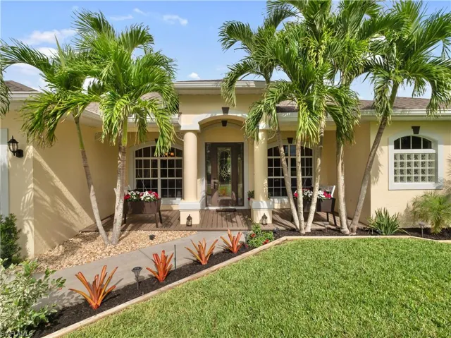 View of front of property featuring a front lawn