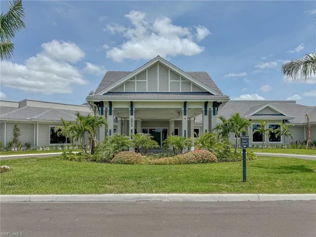 View of front facade featuring a front lawn