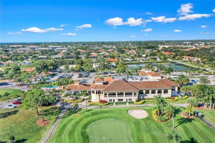 Spanish Wells Golf & Country Club is conveniently located - close to shopping, dining and super close to the famous Barefoot Beach!