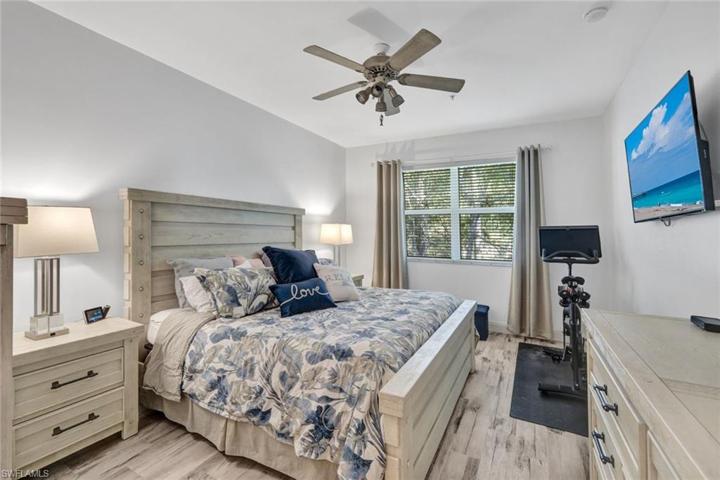 Large primary bedroom.