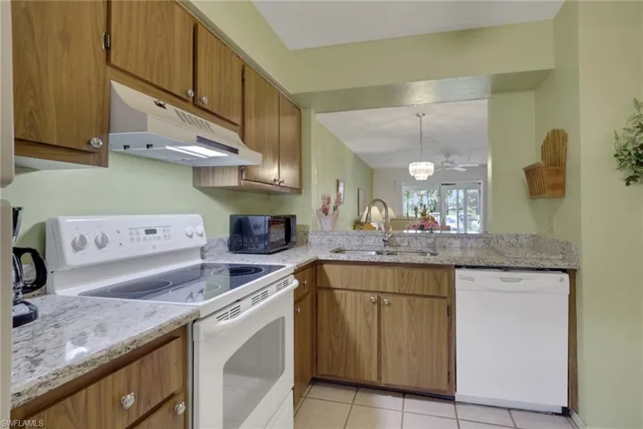 1025  Foxfire  LN, Naples, FL 34104