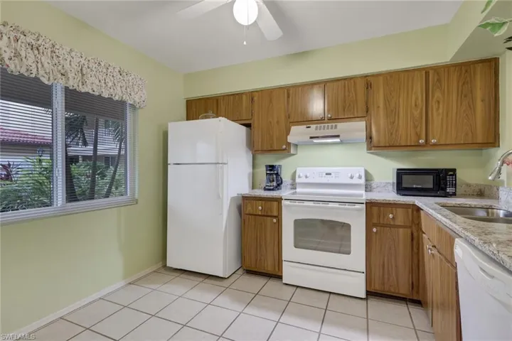 1025  Foxfire  LN, Naples, FL 34104