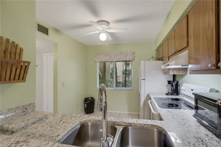 1025  Foxfire  LN, Naples, FL 34104