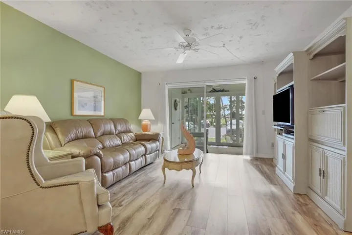 1025  Foxfire  LN, Naples, FL 34104