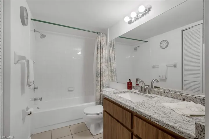 1025  Foxfire  LN, Naples, FL 34104