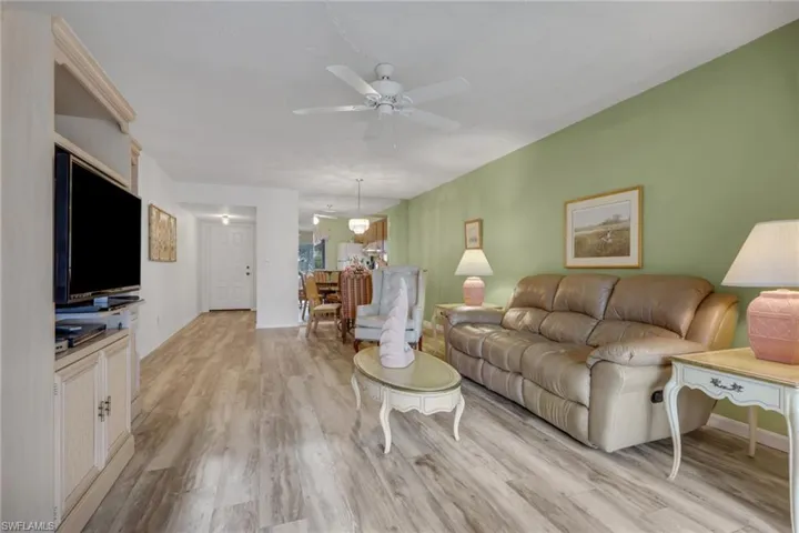1025  Foxfire  LN, Naples, FL 34104