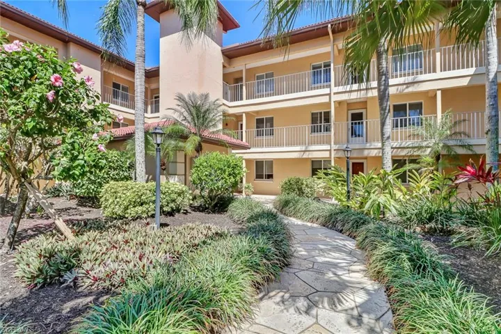 1025  Foxfire  LN, Naples, FL 34104