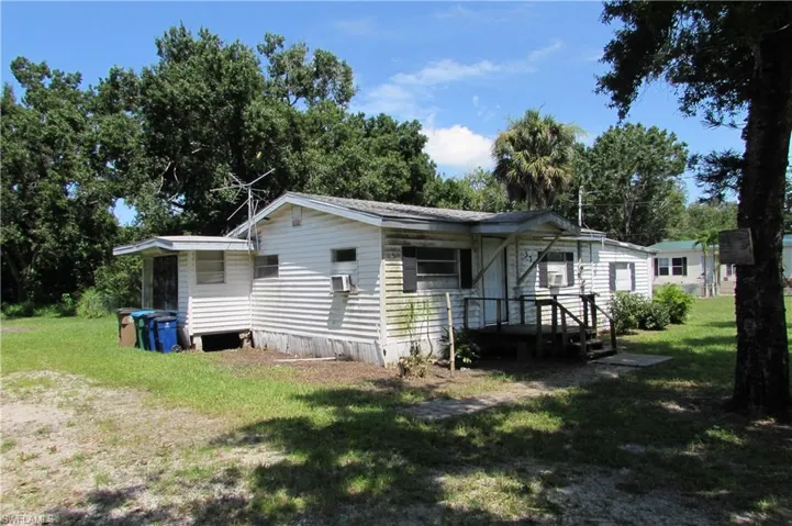 View of front facade featuring a front yard