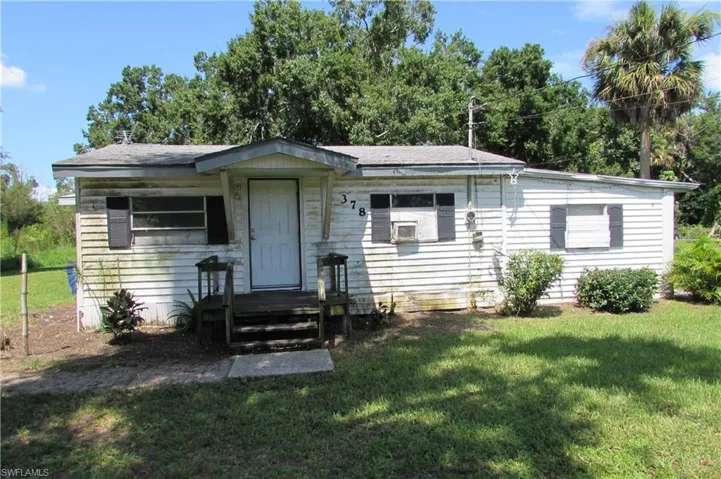 View of front facade featuring a front yard