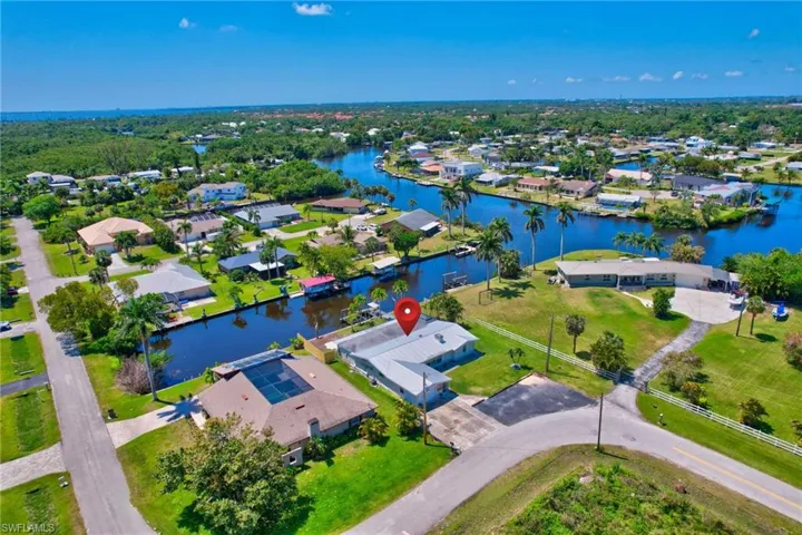 Bird's eye view featuring a residential view and a water view
