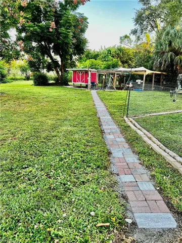 Street View featuring a Tree Circular Driveway